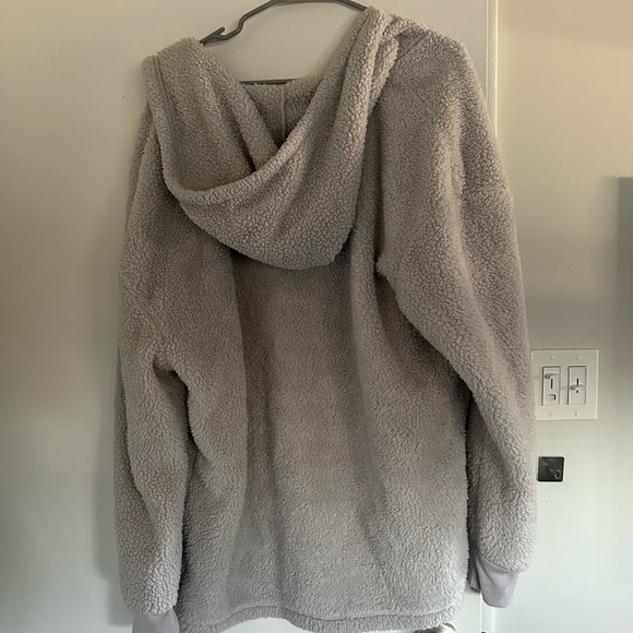 Comfy fleece jacket. Only worn a few times. - Picture 2 of 2